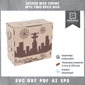 Könnte beinhalten: Hellfarbene Holzbox für zwei MTG-Kartenspiele mit Spinnennetz-Motiv. Die Box zeigt lasergeschnittene Designs von Spinnennetzen, einer Stadtlandschaft und einer Superhelden-Silhouette. Der Text "SPIDER WEB THEME MTG TWO DECK BOX" steht oben.