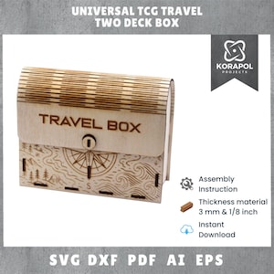 Könnte beinhalten: Eine hellfarbene Reisebox aus Holz mit dem Text "TRAVEL BOX" auf der Vorderseite. Die Box hat ein Kompassdesign und einen Deckel mit einem gebogenen, gerillten Muster. Die Box ist für zwei Kartenspiele konzipiert.