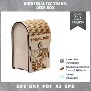 Könnte beinhalten: Eine hellfarbene Travel Deck Box aus Holz mit dem Text "TRAVEL BOX" und einer Grafik einer Karte und Campingausrüstung. Die Box ist lasergeschnitten mit einem gewölbten Deckel und einem Schnappverschluss. Der Text "READY FOR ANY DUEL, ANYWHERE" ist ebenfalls sichtbar.