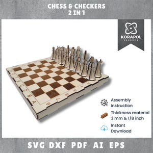 Puede incluir: Un juego de ajedrez y damas de madera con un tablero marrón claro y piezas blancas. El tablero está etiquetado con las letras A a H y los números 1 a 8. El conjunto está hecho de madera de 3 mm o 1/8 de pulgada de grosor. La imagen incluye el texto "Chess & Checkers 2 in 1" y "KORAPOL PROJECTS".