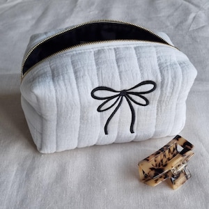 Trousse de maquillage blanche matelassée avec nœud brodé noir, trousse de toilette coquette avec nœud brodé, cadeau pour meilleure amie, joli cadeau de Noël