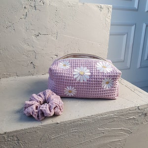 Trousse de maquillage en coton gaufré durable avec marguerites brodées et chouchou, trousse de maquillage de demoiselle d'honneur, cadeau d'anniversaire de meilleure amie
