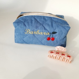 Gesteppte blaue Denim-Make-up-Tasche mit personalisiertem gesticktem Namen, Beeren-Make-up-Tasche, Geschenk für Make-up-Liebhaber, ideales Geschenk für Mutter oder Schwester