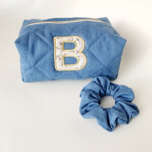 Bolsa de maquillaje con parche de mezclilla acolchado, bolsa de mezclilla con inicial bordada personalizada, bolsa de mezclilla con cremallera con inicial personalizada, regalo especial para mamá o hermana