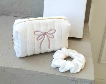 Handgemachte Kosmetiktasche mit Schleife