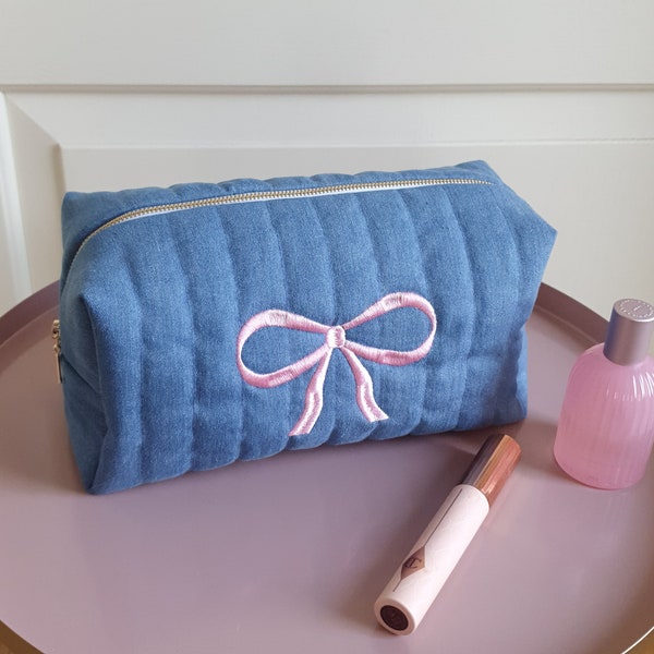 Schleifen-Make-up-Tasche, Kokett-Denim-Kosmetiktasche mit gestickter rosa Schleife, gesteppte Reisetasche, Geschenk für den besten Freund