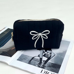 Trousse à maquillage noire avec noeud, trousse de toilette Coquette en mousseline matelassée avec noeud brodé, cadeau pour meilleure amie, trousse à crayons, cadeau pour maman