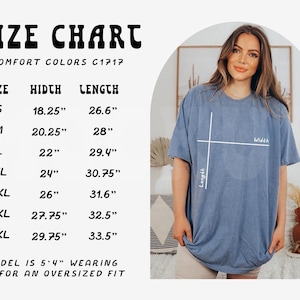 K&ouml;nnte beinhalten: Gr&ouml;&szlig;entabelle f&uuml;r ein T-Shirt mit Ma&szlig;en in Zoll. Die Tabelle zeigt die Breite und L&auml;nge des T-Shirts in den Gr&ouml;&szlig;en S, M, L, XL, 2XL, 3XL und 4XL. Das Model tr&auml;gt ein T-Shirt in Gr&ouml;&szlig;e XL.
