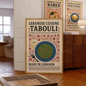 Può includere: Un poster incorniciato con cucina libanese Tabouli, con testo e illustrazione colorata del piatto. Altri poster mostrano Ramen giapponese e Apfelstrudel austriaco. I poster sono esposti in una stanza con mobili e pavimento in legno.