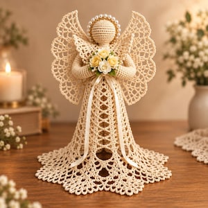 Könnte beinhalten: Eine cremefarbene Häkel-Engelsfigur mit einem aufwendigen Spitzenmuster an Kleid und Flügeln. Die Figur hat einen Heiligenschein aus kleinen weißen Perlen und hält einen kleinen Strauß aus blassgelben und weißen Rosen mit einem cremefarbenen Band.