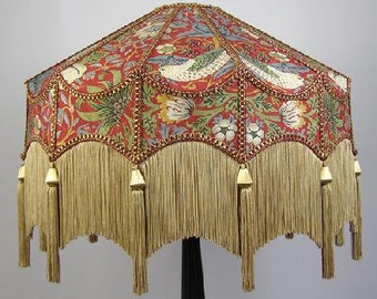 ESTILO DOWNTON ABBEY en el icónico William Morris Strawberry Thief Crimson con flecos lujosos y borlas sedosas 22" Balmoral