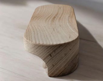 Handgjort skåphandtag i massivt askträ: Minimalistiskt oljevaxat handtag