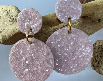 Boucle d’oreille en cuir rose barbe à papa pailletée