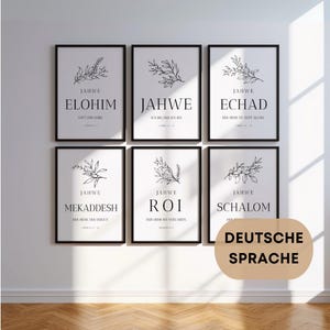 Pode incluir: Seis impressões emolduradas pretas com fundos brancos e ilustrações florais pretas. Cada impressão apresenta uma palavra hebraica diferente em alemão, incluindo "Jahwe Elohim", "Jahwe Mekaddesh", "Jahwe Echad", "Jahwe Roi", "Jahwe Shalom" e "Jahwe Ich Bin". As impressões estão dispostas em duas filas de três. O texto "Deutsche Sprache" está escrito em um círculo abaixo das impressões.