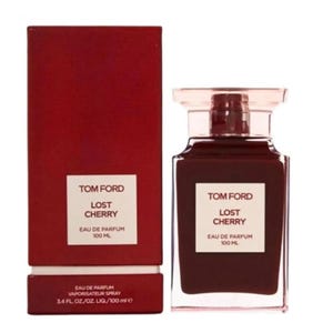 Op de afbeelding: Een Tom Ford Lost Cherry Eau de Parfum 100 ml fles en de bijbehorende donkerrode rechthoekige doos. Zowel de fles als de doos hebben een wit etiket met de tekst Tom Ford, Lost Cherry, Eau de Parfum en 100 ml in het zwart gedrukt.