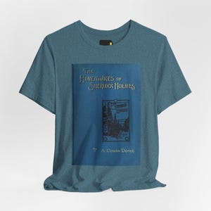 Camiseta com a capa do livro As Aventuras de Sherlock Holmes, camiseta literária de Arthur Conan Doyle, presente para leitor. imagem 1