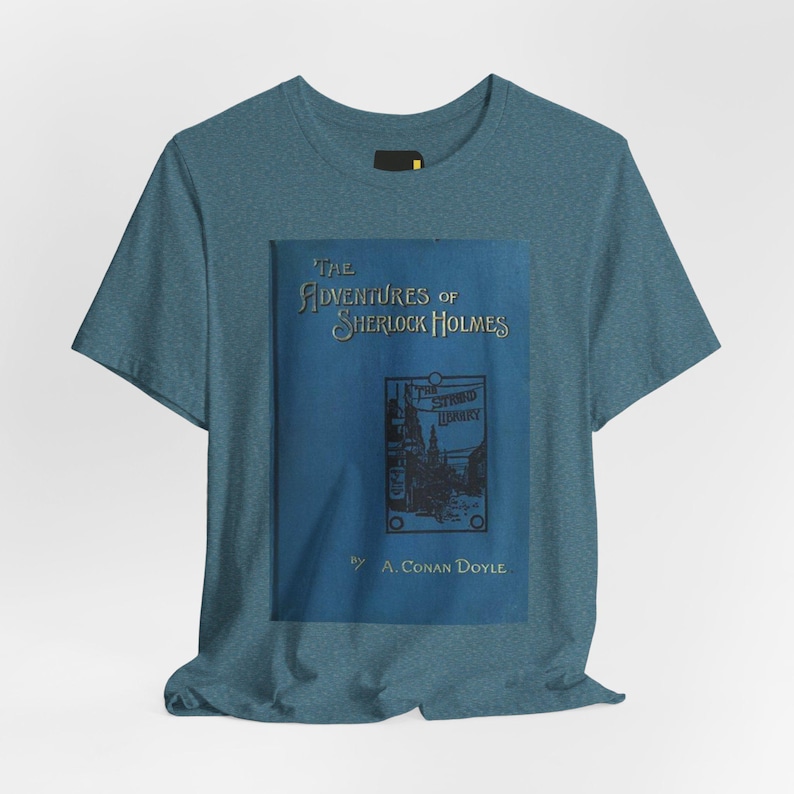 Camiseta com a capa do livro As Aventuras de Sherlock Holmes, camiseta literária de Arthur Conan Doyle, presente para leitor. imagem 1