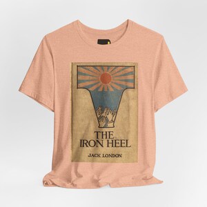 T-Shirt mit dem Buchcover von „Die eiserne Ferse“, Jack-London-Literatur-Shirt, Geschenkidee für einen Klassiker Bild 2
