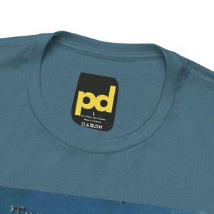 Camiseta com a capa do livro As Aventuras de Sherlock Holmes, camiseta literária de Arthur Conan Doyle, presente para leitor. imagem 3
