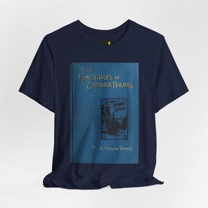 Camiseta com a capa do livro As Aventuras de Sherlock Holmes, camiseta literária de Arthur Conan Doyle, presente para leitor. imagem 2