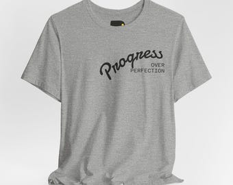 „Fortschritt vor Perfektion“-Shirt, minimalistisches Motivations-T-Shirt, inspirierendes Geschenk