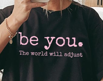 Camiseta "Sé tú, el mundo se ajustará", camiseta "Ámate a ti mismo", camiseta feminista, camiseta inspiradora, regalo para ella, regalo para mejores amigos, camiseta "Sé tú".