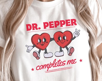 Camiseta Dr. Pepper, Dr. Pepper me complementa, regalo para los amantes de la Coca-Cola Light, camiseta de cuello redondo para regalar refrescos, camiseta divertida para los amantes de los refrescos, camiseta divertida de Coca-Cola.