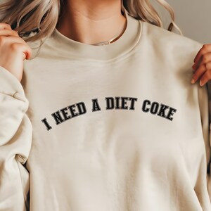 Sudadera con la frase &quot;Necesito una Coca-Cola Light&quot;, botellas de Coca-Cola Light, regalo para los amantes de la Coca-Cola Light, regalo de cuello redondo con gaseosas, sudadera divertida con el dicho &quot;Amante de las gaseosas&quot;, Coca-Cola divertida