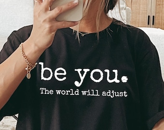 Camiseta "Sé tú, el mundo se ajustará", camiseta "Ámate a ti mismo", camiseta feminista, camiseta inspiradora, regalo para ella, regalo para mejores amigos, camiseta "Sé tú".