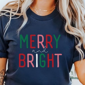 Camiseta alegre y brillante, camiseta navideña, camiseta festiva, Navidad para mujer, camiseta navideña familiar, camiseta festiva, regalo de Navidad, parte de Navidad