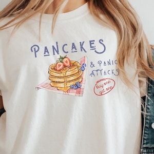 Pannkakor och panikattacker T-shirt, rolig retro rund hals, vintage-T-shirt, mental hälsa, ångest T-shirt, present till henne, present till honom