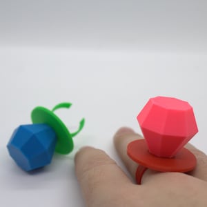 Rekwizyt Ring Pop, Możliwość dostosowania kolorów, Nostalgia za słodyczami z lat 2000., Mieszaj i dopasowuj, Zabawa w udawanie jedzenia, Jeden rozmiar pasuje do wszystkich