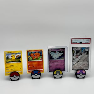Pokemon Kartenständer - Pokeball - Vielseitige Vitrine für reguläre, umhüllte und abgestufte Karten
