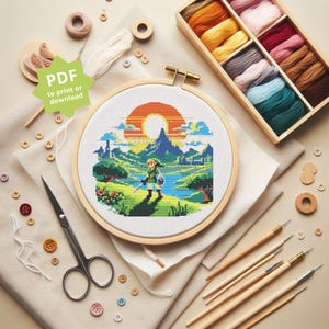 Op de afbeelding: Een kruissteekpatroon met een gepixelde afbeelding van Link uit de videogame-serie The Legend of Zelda. Het patroon toont Link die in een groen veld staat met een berg op de achtergrond. Het patroon bevindt zich in een houten borduurring.