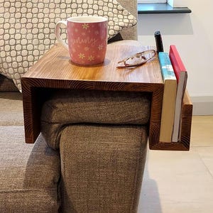 Holz Armlehntisch, Sofaarm Tabletttisch mit Bücherablage, Coucharm Tabletttisch, Armtisch
