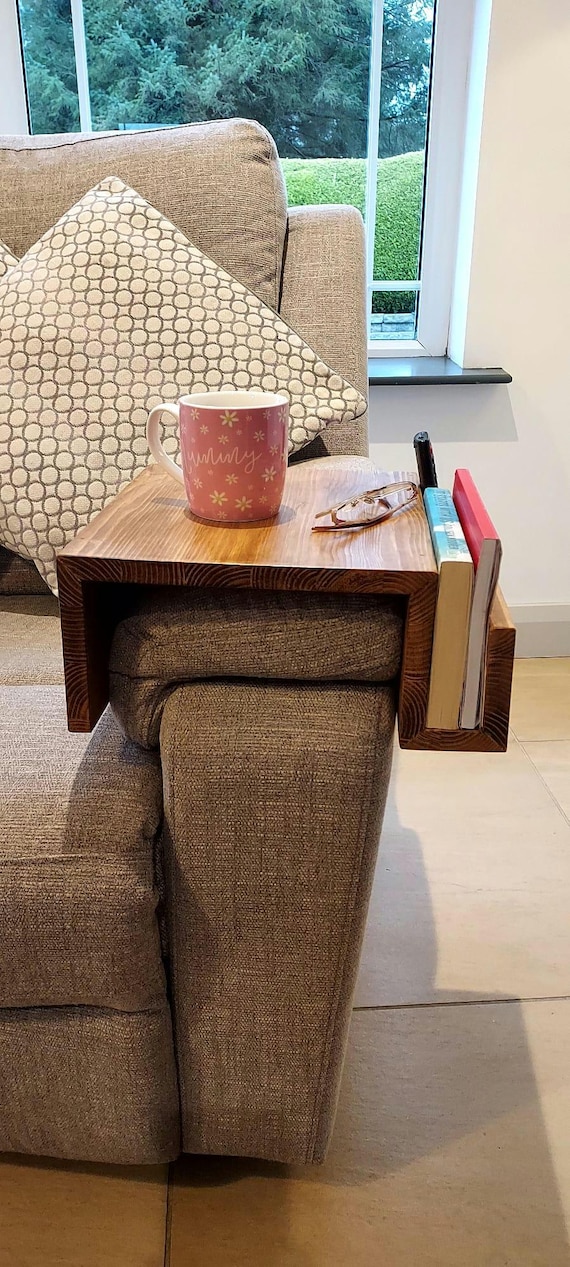 Tavolino con braccioli per divano in legno di rovere scuro e