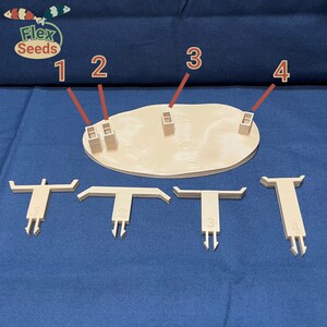 Puede incluir: Cuatro piezas de madera beige con los n&uacute;meros 1, 2, 3 y 4 impresos en ellas. Las piezas tienen forma de T con dos puntas en la parte inferior. Las piezas est&aacute;n dispuestas en una fila de izquierda a derecha.