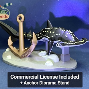 Peut inclure: Maquette de requin marteau noir et blanc avec des détails de points jaunes, présentée sur un présentoir de diorama avec une ancre. L'ancre est de couleur bronze et repose sur une base sablonneuse. Le texte "Commercial License Included + Anchor Diorama Stand" est en bas.