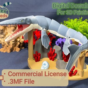 Puede incluir: Modelo impreso en 3D de un Mosasaurio, un reptil marino prehistórico, en tonos grises y blancos. El modelo se presenta sobre un fondo de corales y rocas, con el texto "Digital Download For 3D Printing" y "Commercial License .3MF File".