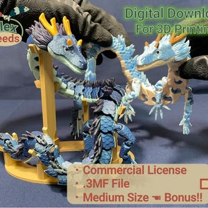 Op de afbeelding: Drie beweeglijke drakenfiguren in blauw- en bruintinten worden op een lichtbruine standaard gepresenteerd. De afbeelding bevat de tekst "Digitale download voor 3D-printen" en "Commerciële licentie .3MF-bestand Medium Size Bonus!!". Het Flex Seeds-logo is ook zichtbaar.