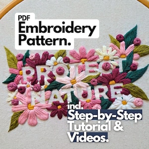 Könnte beinhalten: Ein Stickmuster mit dem Text "PROJECT NATURE", umgeben von gestickten Blumen in Rosa, Weiß und Burgunder, mit grünen Blättern. Der Text "PDF Embroidery Pattern" und "Step-by-Step Tutorial & Videos" sind ebenfalls enthalten.