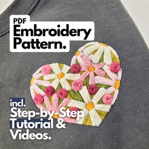 Könnte beinhalten: Eine weiße Keramik-Tasse mit schwarzem Henkel und dem Text "But First, Coffee" in fetter, schwarzer Schrift. Die Tasse steht vor einem verschwommenen Hintergrund, der eine gemütliche Umgebung suggeriert.