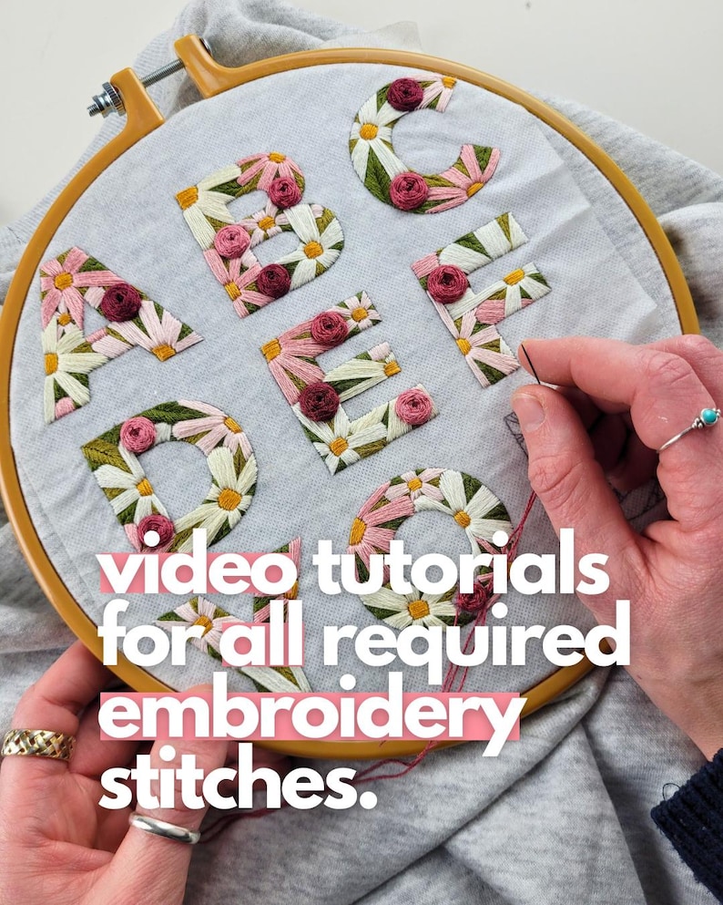 K&ouml;nnte beinhalten: Ein Stickrahmen mit den Buchstaben A bis F, bestickt mit wei&szlig;en, rosa und gr&uuml;nen Blumenmustern. Der Text "video tutorials for all required embroidery stitches" ist in Rosa und Wei&szlig; dargestellt.