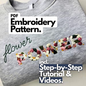 Könnte beinhalten: Ein graues Sweatshirt mit den gestickten Worten "flower POWER". Die Buchstaben von "POWER" sind mit floralen Designs in Weiß, Rosa und Grün gefüllt. Das Bild enthält auch den Text "PDF Embroidery Pattern" und "incl. Step-by-Step Tutorial & Videos."