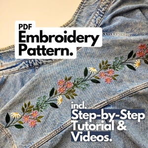 Könnte beinhalten: Hellblaue Jeansjacke mit floraler Stickerei. Die Stickerei zeigt rosa, weiße und grüne Blumen und Blätter. Das Bild enthält den Text "PDF Embroidery Pattern" und "Step-by-Step Tutorial & Videos."