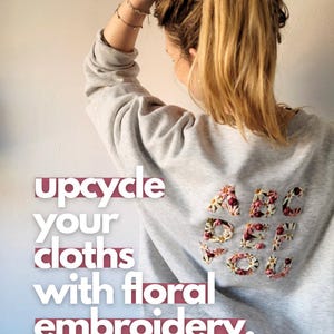 K&ouml;nnte beinhalten: Ein graues Sweatshirt mit floraler Stickerei, die "ABC DE F YOU" buchstabiert. Das Bild enth&auml;lt auch den Text "upcycle your cloths with floral embroidery."