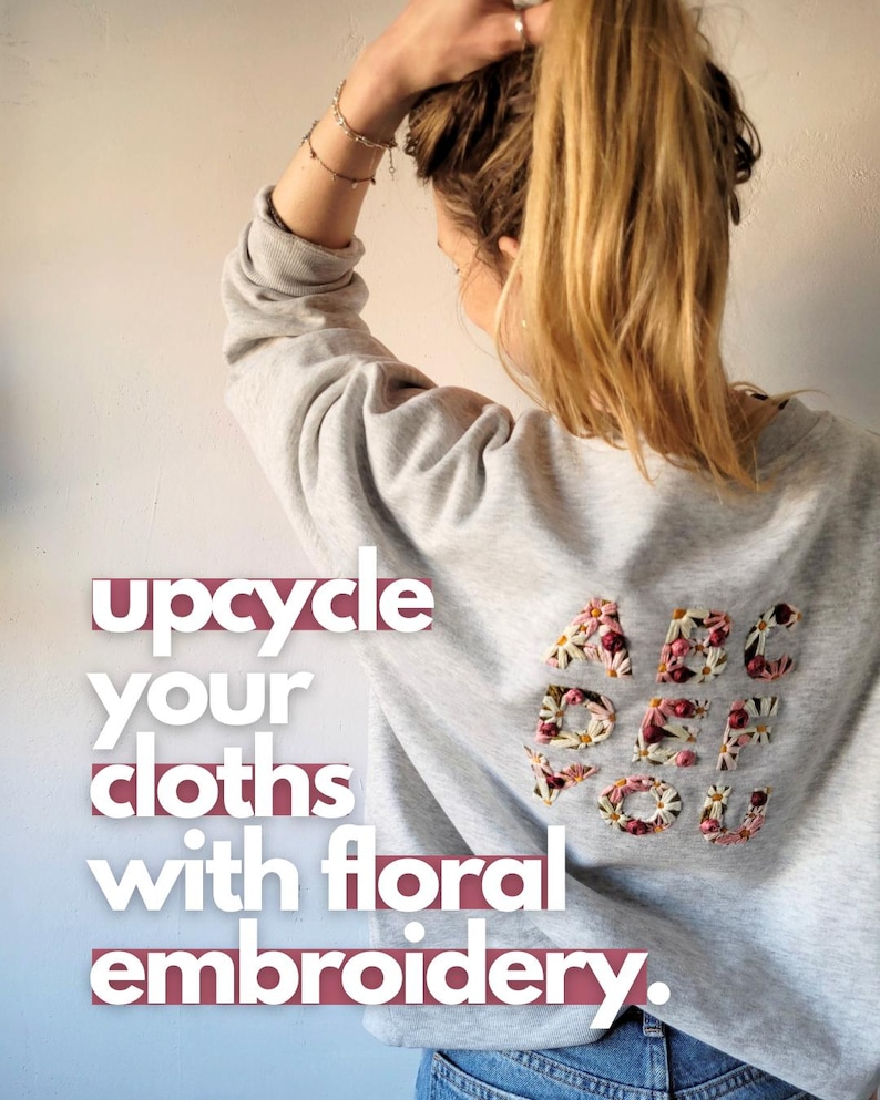 K&ouml;nnte beinhalten: Ein graues Sweatshirt mit floraler Stickerei, die "ABC DE F YOU" buchstabiert. Das Bild enth&auml;lt auch den Text "upcycle your cloths with floral embroidery."