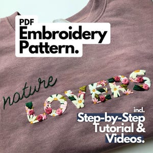 Puede incluir: Sudadera malva con letras bordadas con flores que deletrean "LOVERS" y la palabra "nature" en cursiva. También se ve el texto "PDF Embroidery Pattern" y "Step-by-Step Tutorial & Videos".