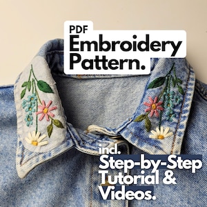 Op de afbeelding: Close-up van een spijkerjasje kraag met bloemenborduurwerk. De kraag heeft een witte stof met geborduurde bloemen in roze, blauw en wit. Tekst op de afbeelding luidt "PDF Embroidery Pattern" en "incl. Step-by-Step Tutorial & Videos."