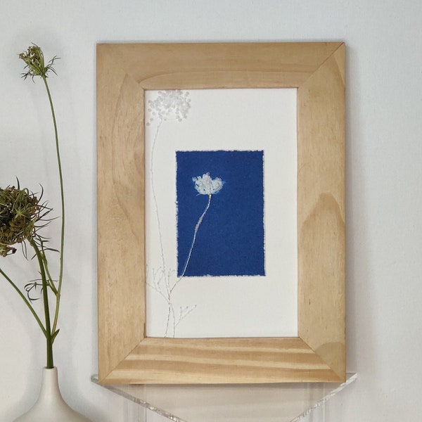 Cadre, broderie perlée sur papier aquarelle, cyanotype, cadeau, décoration murale d'intérieur, création artisanale, unique, fait à la main.